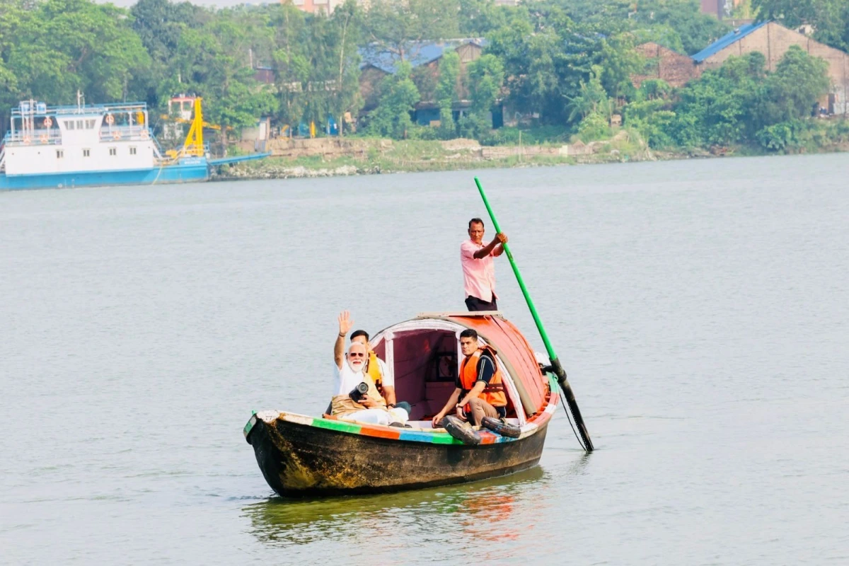 बंगाल में पहले चरण में रिकॉर्डतोड़ 92.66 फीसदी मतदान हुआ था. अब दूसरे चरण की वोटिंग 29 अप्रैल को होगी. चुनाव प्रचार तेज है और इसी बीच पीएम मोदी का हुगली में नाव की सवारी करना चर्चा का विषय बन गया. इससे पहले वह झाड़ग्राम में झालमुढ़ी का स्वाद चखते भी नजर आए थे.