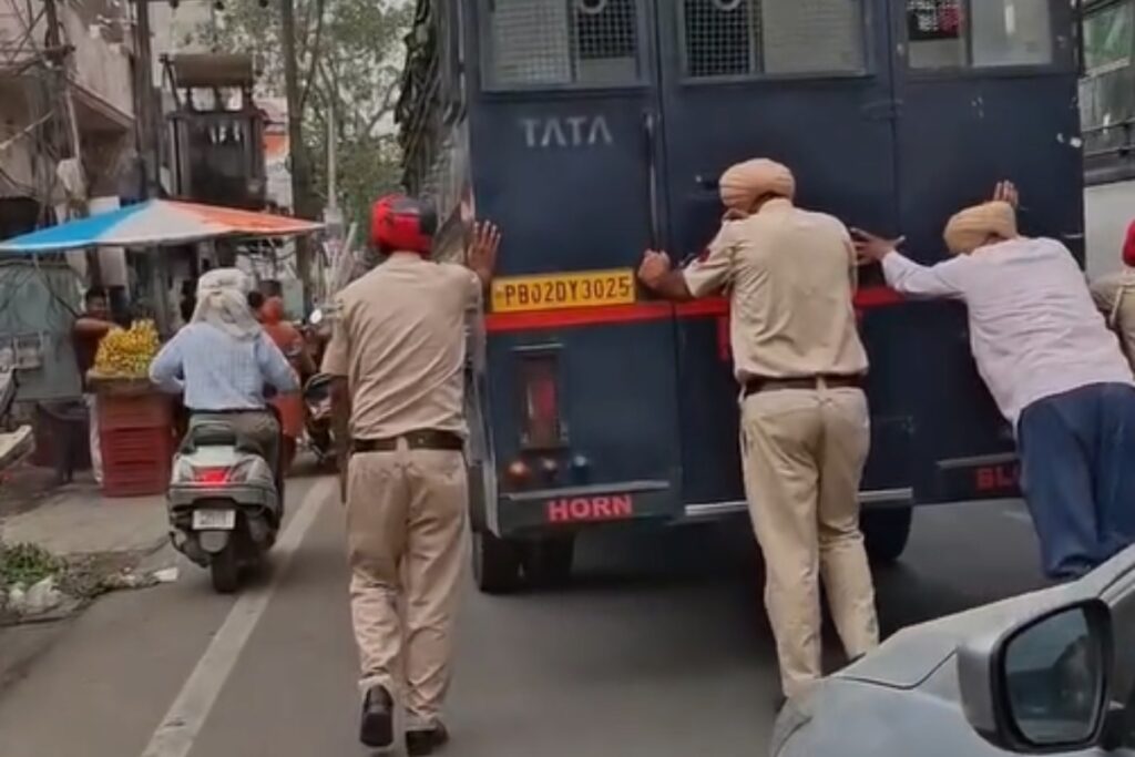Punjab Police Push Bus Video