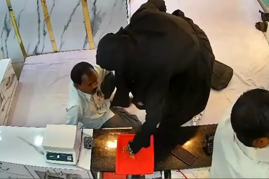 ayodhya-Rudauli-Jewellery-shop-robbery-burqa-woman-arrested