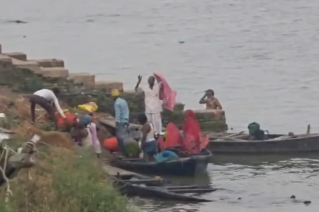 Bihar Boat Accident 3 Dead, Several Missing as Boat Capsizes in Ganga at Barh