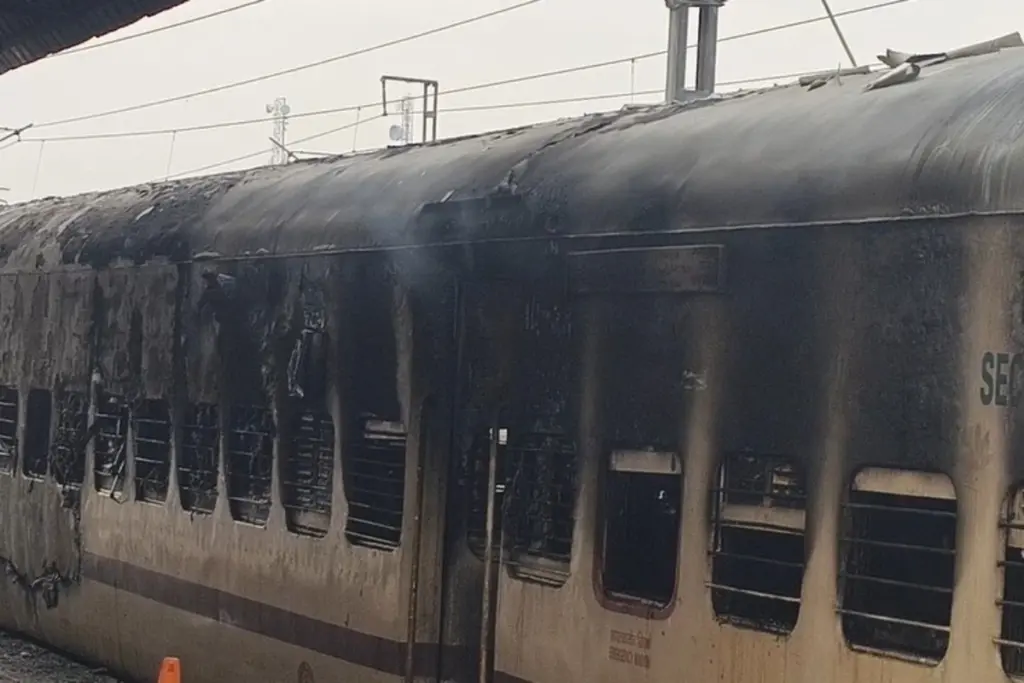 Bihar Rail Scare Fire Breaks Out in Passenger Train at Sasaram Railway Station