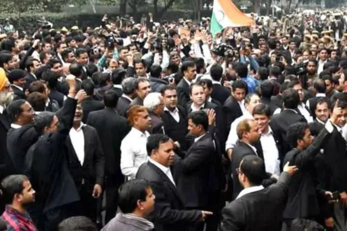 दिल्ली की जिला अदालतों में सन्नाटा, वकीलों की हड़ताल से ठप कामकाज