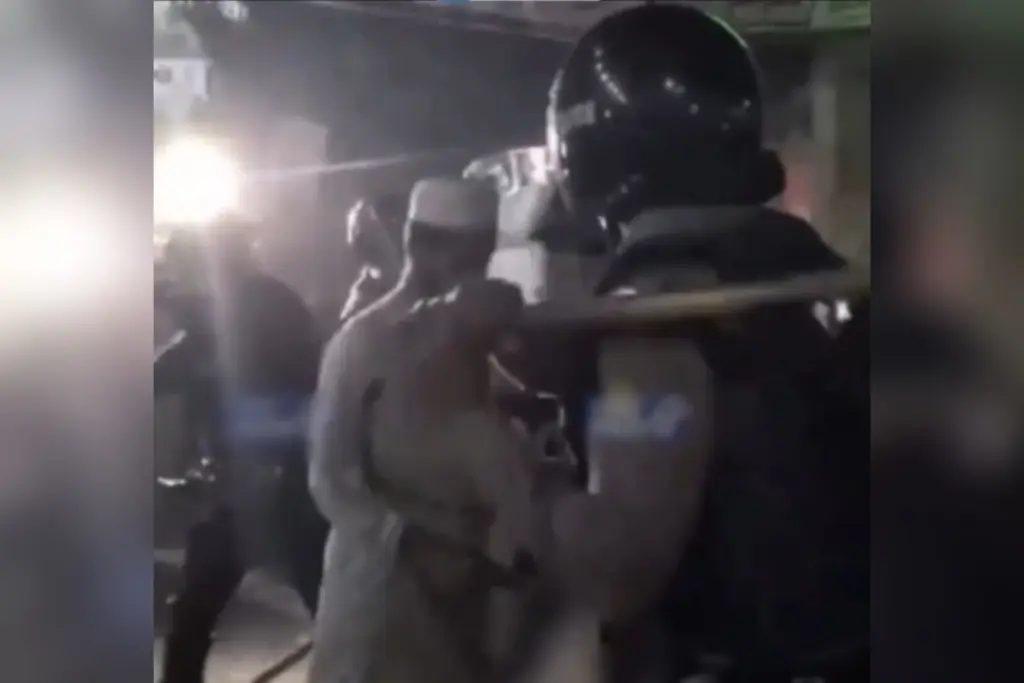 Fact Check Viral video of police lathicharge is from Bangladesh, not West Bengal
