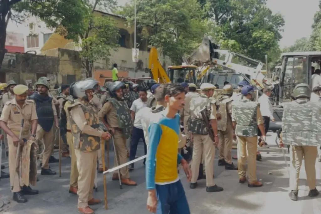 Lucknow News Bulldozer Action on Lawyers Illegal Chambers Near District Court