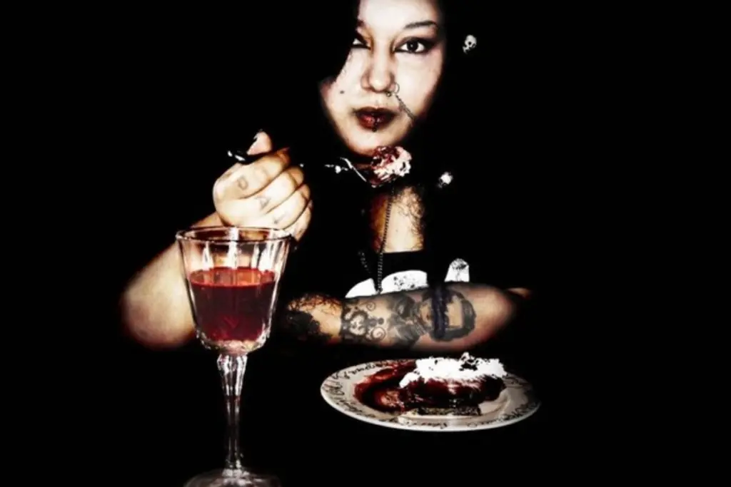 Strange Addiction 29-Year-Old Woman Drinks 1 Liter of Blood Every Day, Prefers Pigs and Friends' Blood