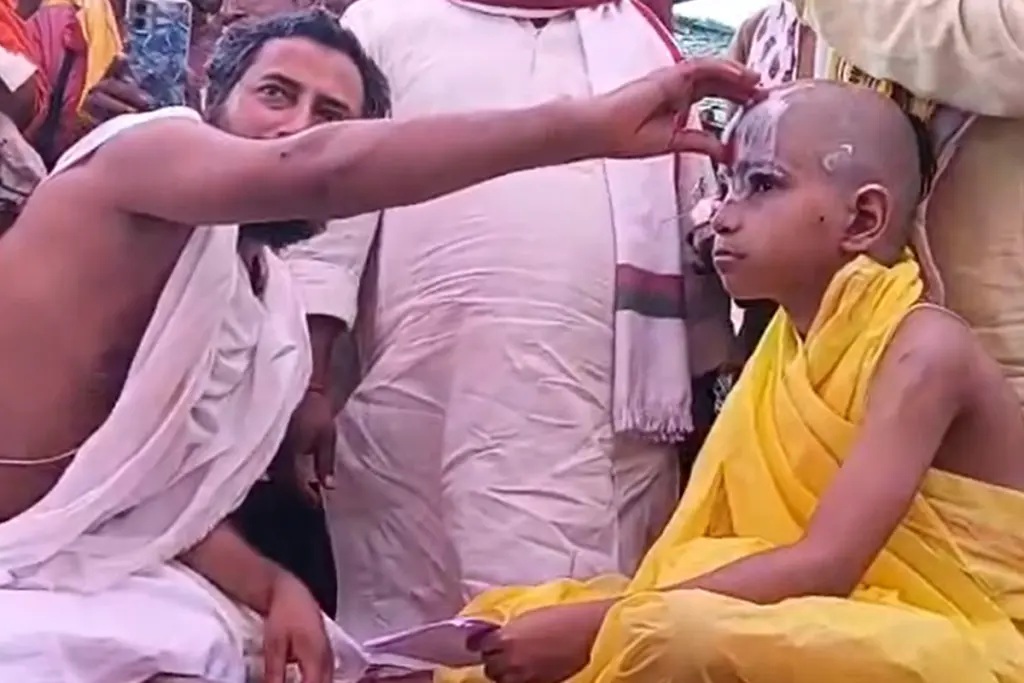11 Year Old Shashwat Becomes Mahant Of Ballia Mazhowa Math