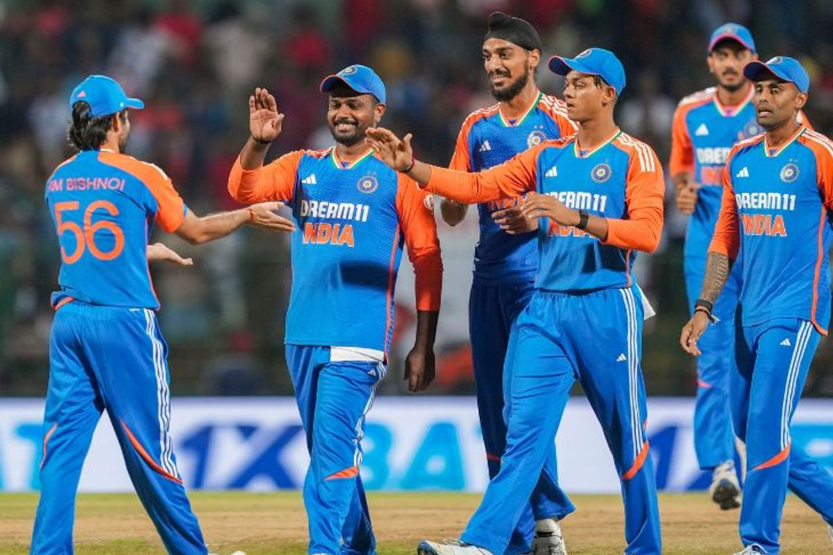 आपको बता दें कि भारतीय टीम का शेड्यूल इस साल काफी व्यस्त है और खिलाड़ियों को हर महीने मैदान पर उतरना है. जहां जुलाई में टीम इंडिया को जिम्बाब्वे के खिलाफ तीन मैचों की टी20 सीरीज खेलनी है, वहीं अगस्त में श्रीलंका दौरे पर T20 मैच भले न हों, लेकिन वर्ल्ड टेस्ट चैंपियनशिप के अंतर्गत दो टेस्ट मैचों की सीरीज अपने तय समय पर ही खेली जाएगी. 
