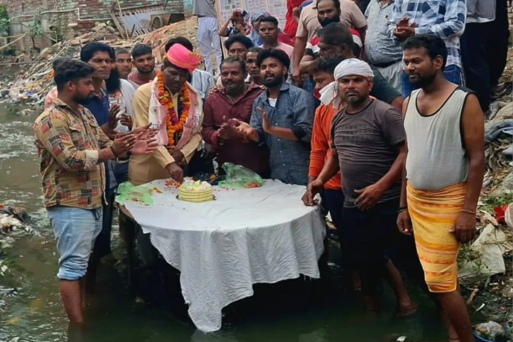 Agra BJP Councillor Cuts Birthday Cake Standing In Dirty Drain To Protest.