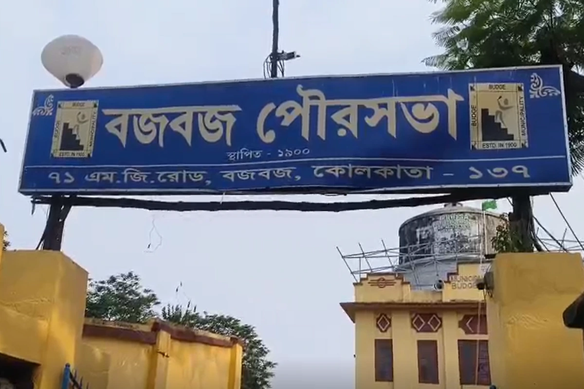 बजबज में थाना और नगर पालिका के खिलाफ लोगों का गुस्सा, लगे विरोध के पोस्टर