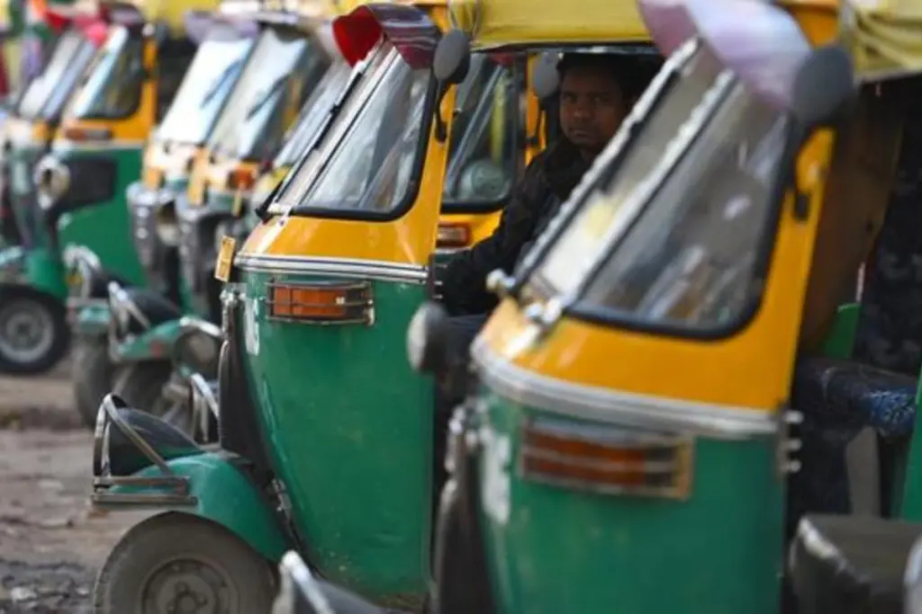 Kannauj Traffic Police Fined Overloaded Auto 18 Passengers 9700 Rupees