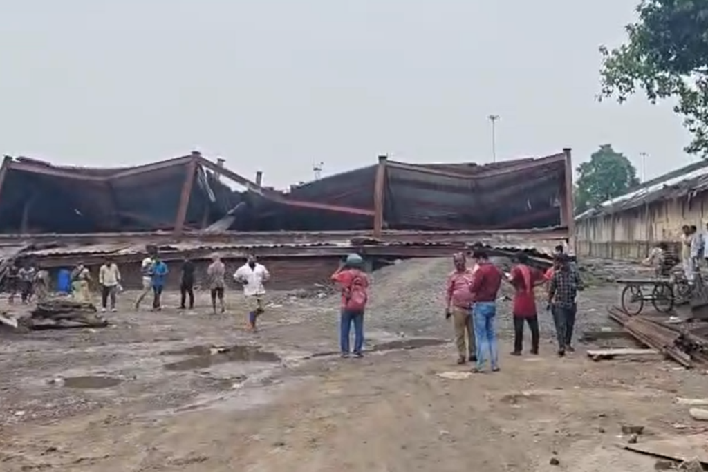 Kolkata Under Construction Godown Roof Collapse In Taratala Many Trapped