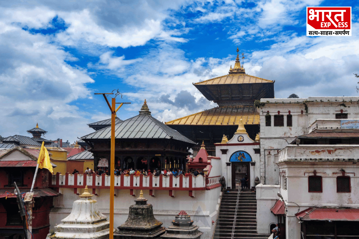पशुपतिनाथ मंदिर, काठमांडू (नेपाल)- पड़ोसी देश नेपाल की राजधानी काठमांडू में बागमती नदी के किनारे बसा पशुपतिनाथ मंदिर किसी परिचय का मोहताज नहीं है और यह यूनेस्को की वर्ल्ड हेरिटेज साइट में शामिल है. इस मंदिर का चार मुख वाला पावन शिवलिंग, सोने की चमकती छत और चांदी के नक्काशीदार दरवाजे इसे दुनिया के सबसे अनोखे मंदिरों में शुमार करते हैं. भारतीयों के लिए यहां प्रवेश बिल्कुल मुफ्त है, जबकि घूमने के लिए सितंबर से नवंबर का समय सबसे बेहतरीन माना जाता है.