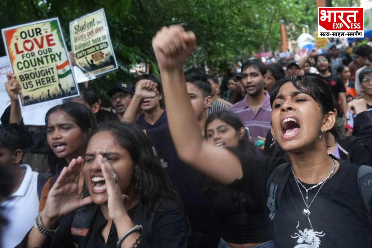 मूसलाधार बारिश के बावजूद दादर का शिवाजी पार्क छात्रों के नारों से गूंज उठा. हाथ में पोस्टर और आंखों में न्याय की उम्मीद लिए करीब 1,500 से अधिक परीक्षार्थी सड़कों पर उतरे. यह तस्वीर साफ बयां करती है कि पेपर लीक विवाद से युवाओं में निराशा और गुस्सा कितना गहरा है. 