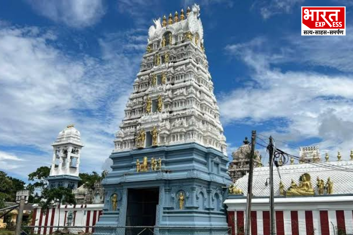 मुन्नेस्वरम मंदिर, चिलाव (श्रीलंका)- श्रीलंका के चिलाव में स्थित मुन्नेस्वरम मंदिर का इतिहास बेहद पौराणिक और गहरा है. मान्यताओं के अनुसार, इसी पवित्र स्थान पर भगवान राम ने लंका विजय से पहले महादेव की पूजा-अर्चना की थी. पांच अलग-अलग मंदिरों के इस विशाल परिसर में भगवान शिव का मंदिर सबसे प्रमुख है. राजधानी कोलंबो से इसकी दूरी करीब 85 किलोमीटर है और यहां किसी भी श्रद्धालु से कोई एंट्री फीस नहीं ली जाती है. 
