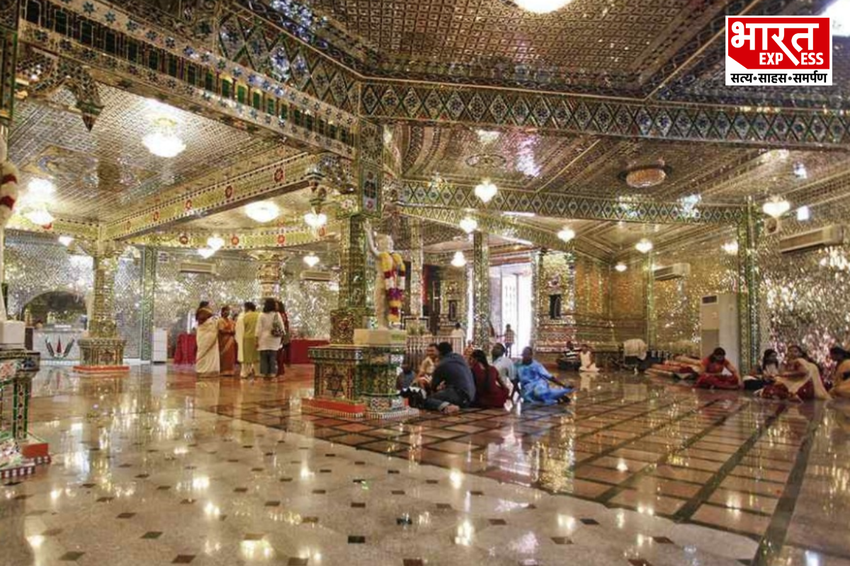 अरुलमिगु श्री राजा कालियम्मन ग्लास टेम्पल (मलेशिया)- मलेशिया के जोहोर बाहर शहर में स्थित यह मंदिर अपनी अनूठी खूबसूरती के लिए पूरी दुनिया में मशहूर है. यह मंदिर मां काली को समर्पित है, जिन्हें भगवान शिव का ही स्त्री रूप माना जाता है. इस मंदिर की सबसे बड़ी खासियत यह है कि इसकी दीवारों और वास्तुकला में करीब 3 लाख से ज्यादा असली रुद्राक्ष और रंगीन कांच का बेहद खूबसूरत इस्तेमाल किया गया है, जो देखने वाले की आंखें चुंधिया देता है. 