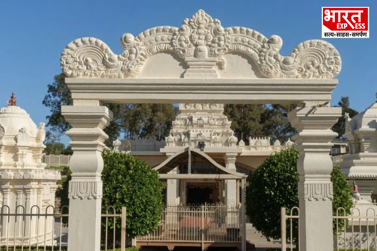 मुक्ति गुप्तेश्वर मंदिर, सिडनी (ऑस्ट्रेलिया)- ऑस्ट्रेलिया के मिंटो शहर में स्थित यह मंदिर अपने आप में बेहद अनोखा है क्योंकि इसे दुनिया की पहली कृत्रिम यानी आर्टिफिशियल गुफा के अंदर बनाया गया है. भक्तों की गहरी आस्था के चलते इसे 13वां ज्योतिर्लिंग भी माना जाता है, जिसके भीतर देश के सभी 12 ज्योतिर्लिंगों की सुंदर प्रतिकृतियां स्थापित हैं. सिडनी एयरपोर्ट से इस मंदिर की दूरी महज 40 किलोमीटर है और यहां का शांत वातावरण मन को सुकून देता है. 