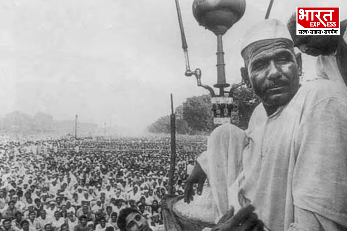 साल 1988 में किसान नेता महेंद्र सिंह टिकैत के नेतृत्व में करीब 5 लाख किसानों ने बोट क्लब पर ऐसा ऐतिहासिक डेरा डाला कि पूरी दिल्ली ठप हो गई. हफ़्तों तक चले इस अभूतपूर्व प्रदर्शन ने सरकार और सुरक्षा एजेंसियों के कान खड़े कर दिए. इसी आंदोलन के बाद पैदा हुई सुरक्षा चिंताओं को देखते हुए प्रशासन ने बोट क्लब पर रैलियों और धरनों पर हमेशा के लिए पाबंदी लगा दी. 