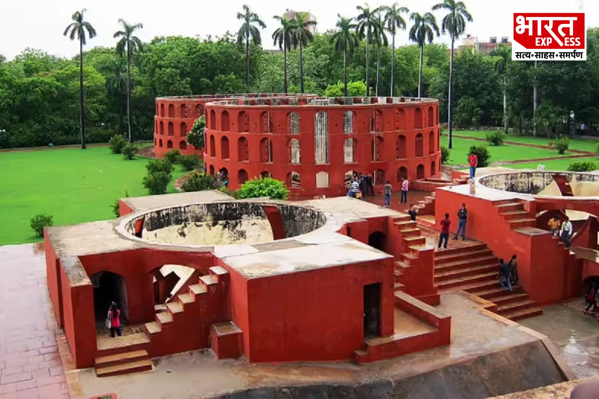जंतर-मंतर के आंदोलन स्थल बनने के बाद यहां इतिहास का पहला आधिकारिक धरना साल 1993 में हुआ था. दिल्ली विश्वविद्यालय छात्र संघ DUSU के तत्कालीन अध्यक्ष आशीष सूद ने केंद्र सरकार के एक आदेश के खिलाफ यहां सबसे पहला मोर्चा खोला था. इस पहले छात्र आंदोलन के बाद जो सिलसिला शुरू हुआ, उसने पिछले तीन दशकों में हजारों धरनों को अपने आगोश में समेट लिया. 