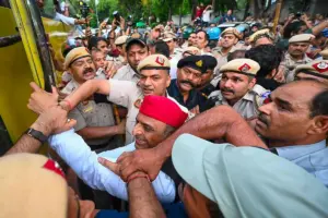 राहुल गांधी और अखिलेश यादव की हिरासत के बाद कांग्रेस कार्यकर्ताओं में नाराजगी देखी गई. पार्टी नेताओं ने पुलिस कार्रवाई पर सवाल उठाया और इसे लोकतांत्रिक विरोध की आवाज दबाने की कोशिश बताया है.