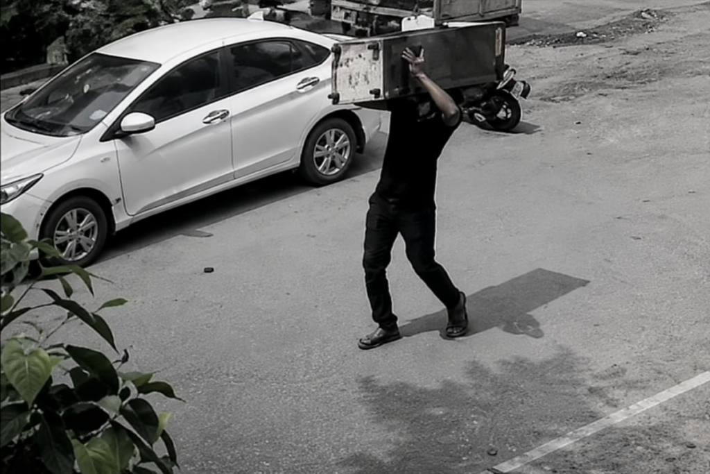 Amravati Thief Steals 40kg Water Cooler On Shoulder In Broad Daylight