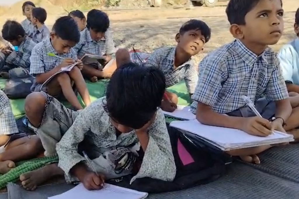 Nandurbar Maharashtra Tribal Children Forced To Study In Rain No School Building