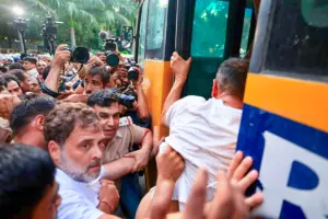 दिल्ली में हुआ यह प्रदर्शन एक बार फिर विपक्ष की रणनीति और सरकार के खिलाफ उसके आंदोलन को चर्चा के केंद्र में ले आया है. आने वाले दिनों में इस मुद्दे पर संसद और राजनीतिक मंचों पर बहस और तेज होने की संभावना है.
