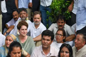 प्रदर्शन से पहले राहुल गांधी ने सोशल मीडिया के जरिए लोगों से इसमें शामिल होने की अपील की थी. उन्होंने कहा था कि छात्रों से जुड़े मुद्दे केवल किसी एक समूह की चिंता नहीं हैं, बल्कि देश के हर परिवार से जुड़े हुए हैं.