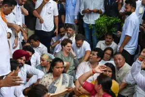 कांग्रेस अध्यक्ष मल्लिकार्जुन खरगे, राहुल गांधी और प्रियंका गांधी वाड्रा ने इस प्रदर्शन का नेतृत्व किया. पार्टी नेताओं का कहना है कि वे छात्रों के अधिकारों और उनकी समस्याओं को लेकर आवाज उठाते रहेंगे.