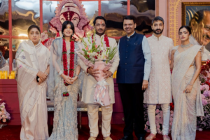 पार्थ पवार और कायनात दारा की सगाई में महाराष्ट्र के मुख्यमंत्री देवेंद्र फडणवीस और उद्योगपति मोहित कंबोज भी शामिल हुए. समारोह में कई खास मेहमानों के साथ वरिष्ठ नेता मौजूद रहे. 