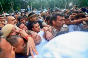 वहीं, इस पूरे घटनाक्रम के बाद केंद्र सरकार और विपक्ष के बीच राजनीतिक बयानबाजी और तेज होने का संकेत मिल रहा हैं.