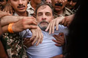 10, राजाजी मार्ग से शुरू हुआ यह मार्च पैदल चलते हुए 7, लोक कल्याण मार्ग की ओर बढ़ा, जहां प्रधानमंत्री आवास स्थित है. करीब एक किलोमीटर लंबे इस रास्ते में बड़ी संख्या में कांग्रेस कार्यकर्ता मौजूद रहे. प्रदर्शनकारियों ने सरकार के खिलाफ नारे लगाए और छात्रों के समर्थन में अपनी आवाज बुलंद की.