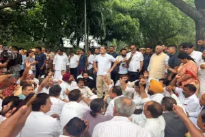 दरअसल, कांग्रेस ने यह प्रदर्शन छात्रों से जुड़े मुद्दों को लेकर आयोजित किया था. पार्टी का कहना था कि सरकार को छात्रों की परेशानियों और उनकी मांगों पर जवाब देना चाहिए. कांग्रेस के मुताबिक, युवाओं और छात्रों की आवाज को नजरअंदाज नहीं किया जा सकता. यह प्रदर्शन विपक्षी दलों के संसद मार्च के एक दिन बाद किया गया, जिसके जरिए विपक्ष केंद्र सरकार पर दबाव बनाने की कोशिश कर रहा है.