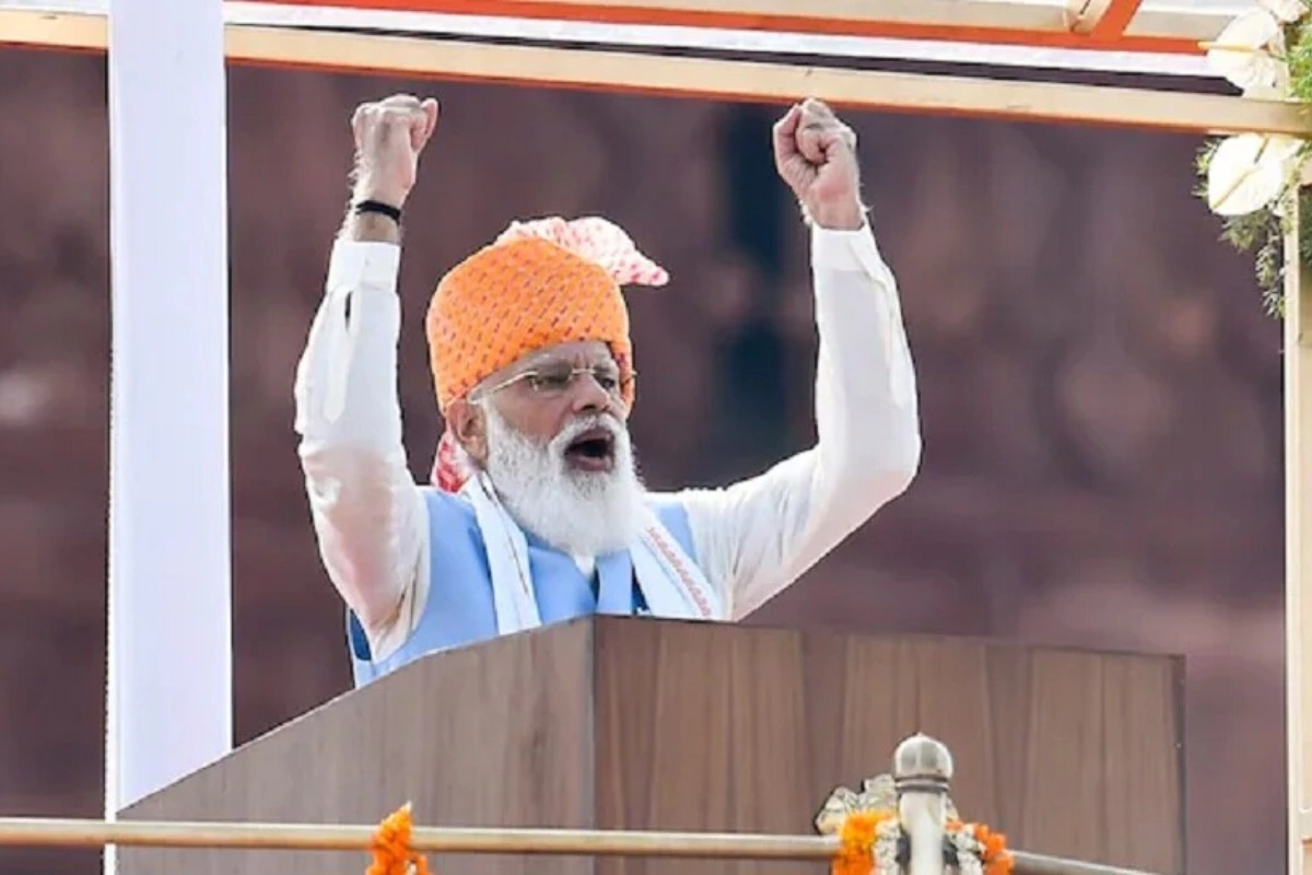 2021 में कोरोना महामारी के दौर में प्रधानमंत्री नरेंद्र मोदी ने स्वतंत्रता दिवस पर आठवीं बार लाल किले की प्राचीर से तिरंगा फहराया. इस दौरान उन्होंने सफेद कुर्ते के साथ ग्रे-स्काई ब्लू जैकेट और गले में लाल कढ़ाई वाला स्टोल पहना था. उनके लुक की खासियत गुलाबी और केसरिया रंग का साफा रहा.