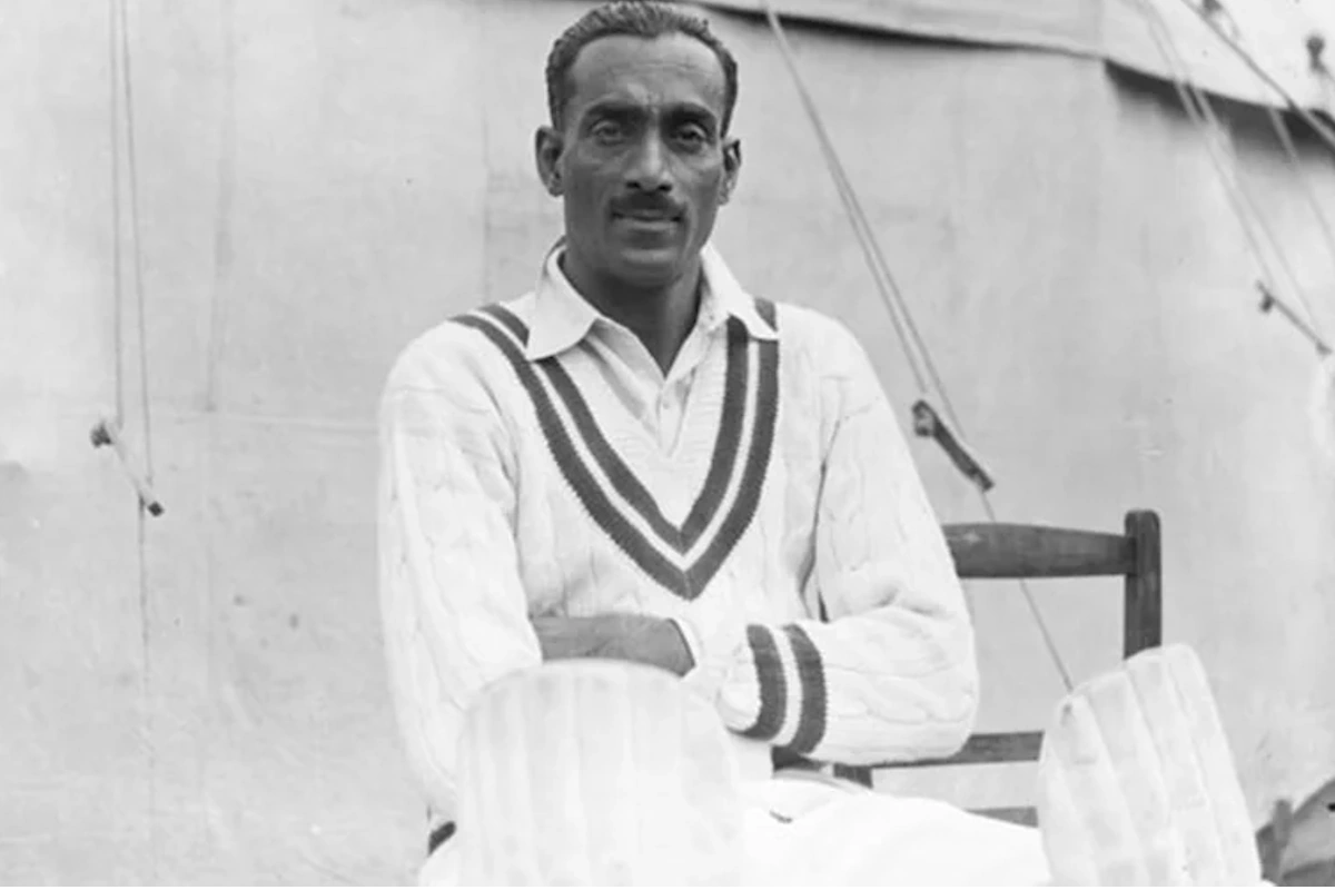 भारत में जब क्रिकेट अपनी शुरुआती दौर में था, तब देश को अपनी पहली पहचान दिलाने वाले थे कर्नल सीके नायडू. साल 1932 में जब भारत ने लॉर्ड्स के ऐतिहासिक मैदान पर अपना पहला टेस्ट मैच खेला था, तो टीम की कमान सीके नायडू के ही हाथों में थी. उन्होंने अपने फर्स्ट क्लास करियर में रनों का पहाड़ खड़ा करते हुए 11 हजार से ज्यादा रन बनाए और 400 से अधिक विकेट भी झटके थे.