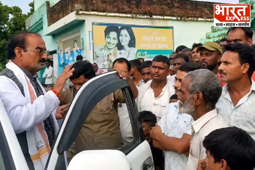 BJP MLA Vinod Shankar Awasthi Viral Video Over Fertilizer Price Lakhimpur Bharat Express
