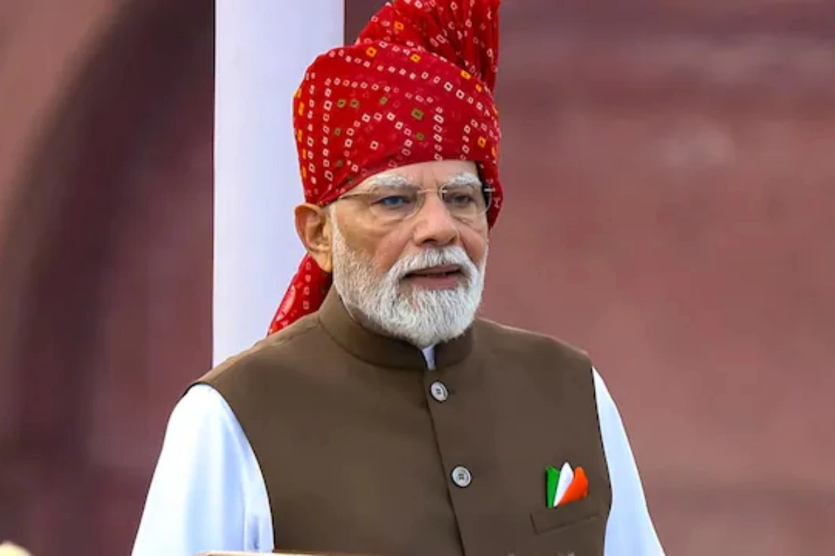 2026 में भारत के 80वें स्वतंत्रता दिवस पर लगातार 13वीं बार देश को संबोधित करते हुए प्रधानमंत्री नरेंद्र मोदी का पहनावा भी खास रहा. उन्होंने राजस्थान और गुजरात की पारंपरिक टाई-डाई शैली से प्रेरित लाल रंग का साफा पहना था. इसे उन्होंने सफेद कुर्ते और चॉकलेट ब्राउन रंग की जैकेट के साथ पेयर किया. उनके पॉकेट स्क्वायर भी खास रहे, जिनमें केसरिया, सफेद और हरे रंग के तीन अलग-अलग रंग नजर आए, जो तिरंगे का प्रतिनिधित्व करते हैं.