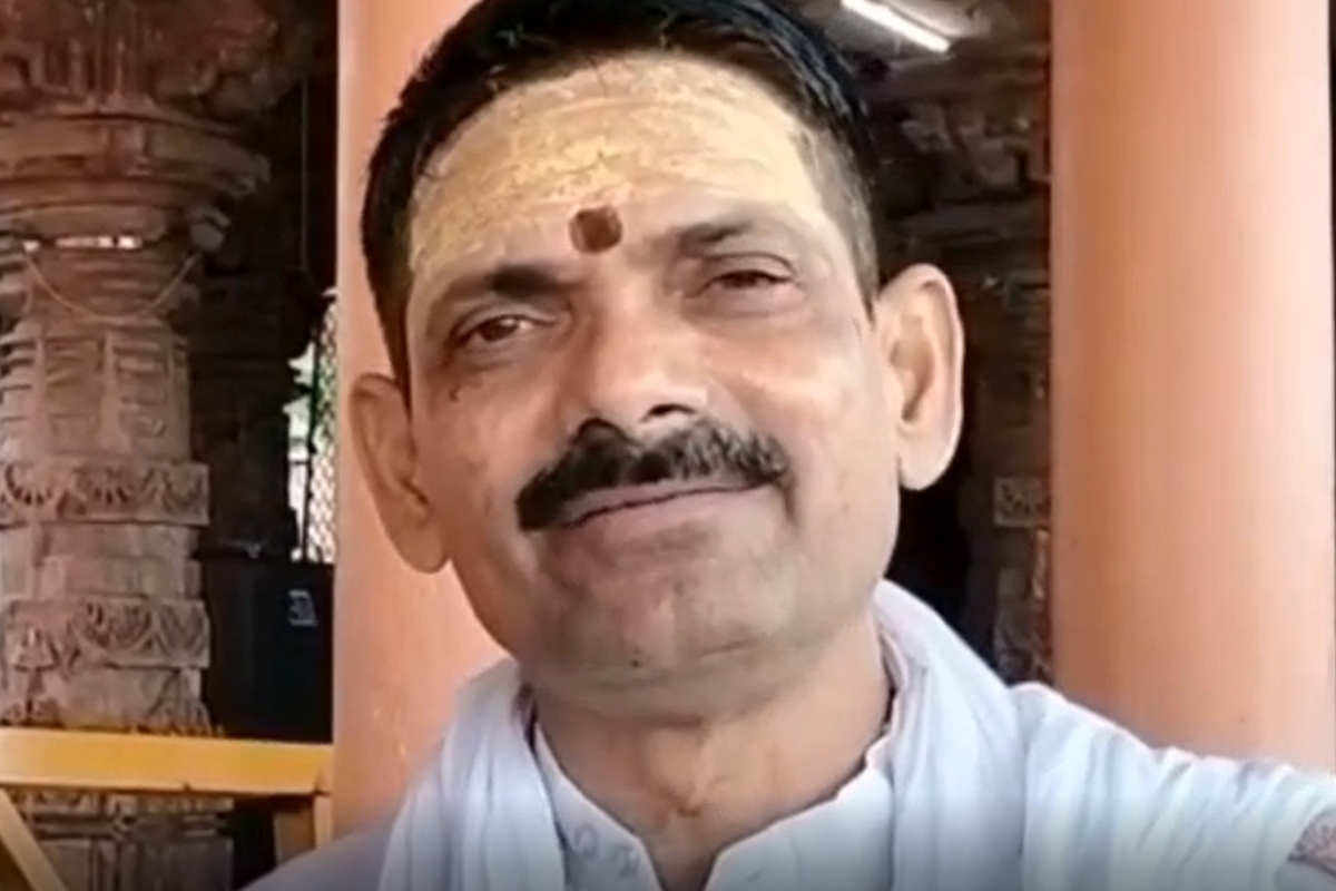 ओंकारेश्वर पहुंचे श्रद्धालुओं ने पहले मां नर्मदा के पवित्र जल में स्नान किया और इसके बाद ओंकारेश्वर व ममलेश्वर ज्योतिर्लिंग के दर्शन किए. मंदिर से लेकर नर्मदा घाटों तक हर तरफ ‘हर-हर महादेव’, ‘बोल बम’ और ‘नर्मदे हर’ के जयकारे गूंजते रहे.