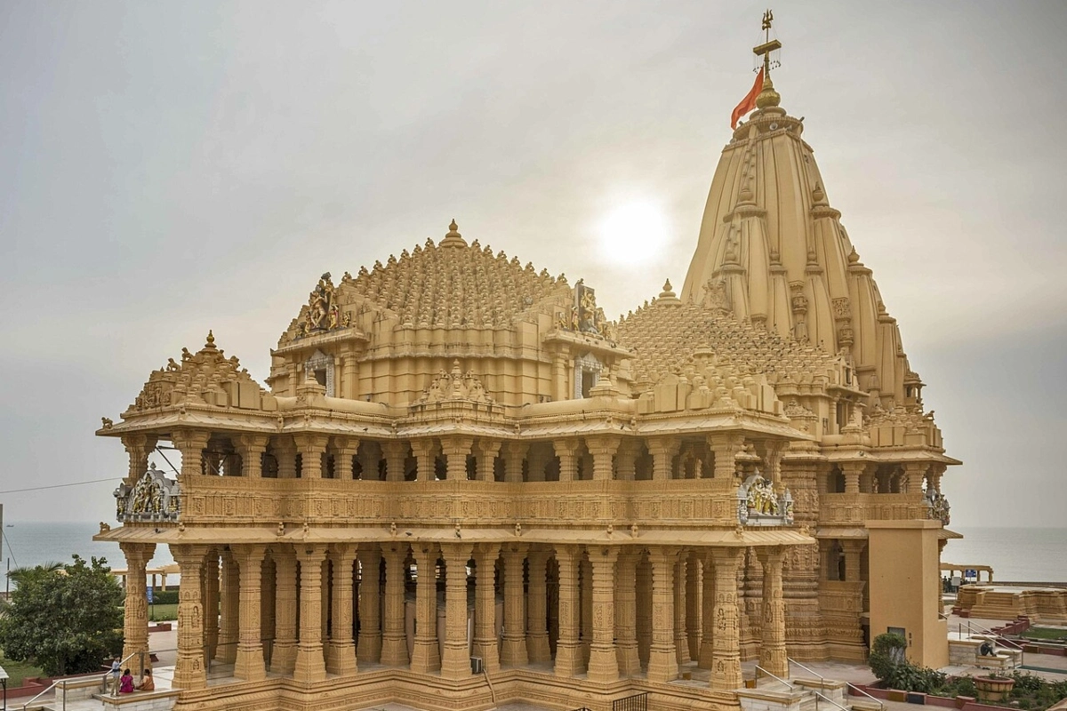 गुजरात के प्रभास पाटण में स्थित सोमनाथ को पहला ज्योतिर्लिंग माना जाता है. समुद्र किनारे बने इस मंदिर में शिवरात्रि पर विशेष पूजा और दर्शन के लिए बड़ी संख्या में श्रद्धालु पहुंचते हैं.