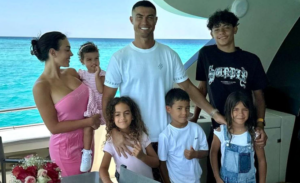 क्रिस्टियानो रोनाल्डो जूनियर (Cristiano Ronaldo Jr.): इनका जन्म 2010 में हुआ था. वे रोनाल्डो के सबसे बड़े बेटे हैं. रोनाल्डो ने आज तक उनकी मां की पहचान गोपनीय रखी है. इवा और माटेओ (Eva and Mateo): जून 2017 में सरोगेसी (Surrogacy) के जरिए जुड़वां बच्चों, बेटी इवा और बेटे माटेओ का जन्म हुआ. अलाना मार्टिना (Alana Martina): नवंबर 2017 में जॉर्जीना रोड्रिगेज ने बेटी अलाना मार्टिना को जन्म दिया, जो रोनाल्डो और जॉर्जीना की पहली जैविक संतान है. बेला एस्मेराल्डा (Bella Esmeralda): अप्रैल 2022 में जॉर्जीना ने जुड़वां बच्चों (एक लड़का और एक लड़की) को जन्म दिया था, लेकिन दुर्भाग्यवश नवजात बेटे (एंजेल) का निधन हो गया. केवल बेटी बेला एस्मेराल्डा ही जीवित बच सकी.