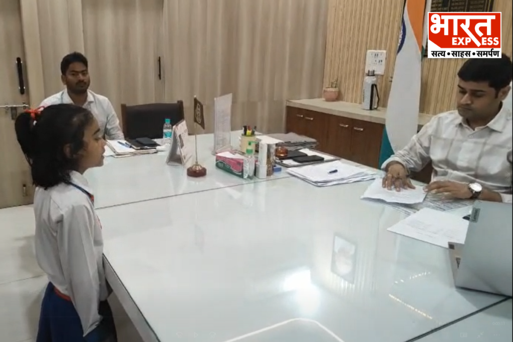 Mau 7 Year Old Girl Reached DM Office To Complain About Damaged Road Bharat Express