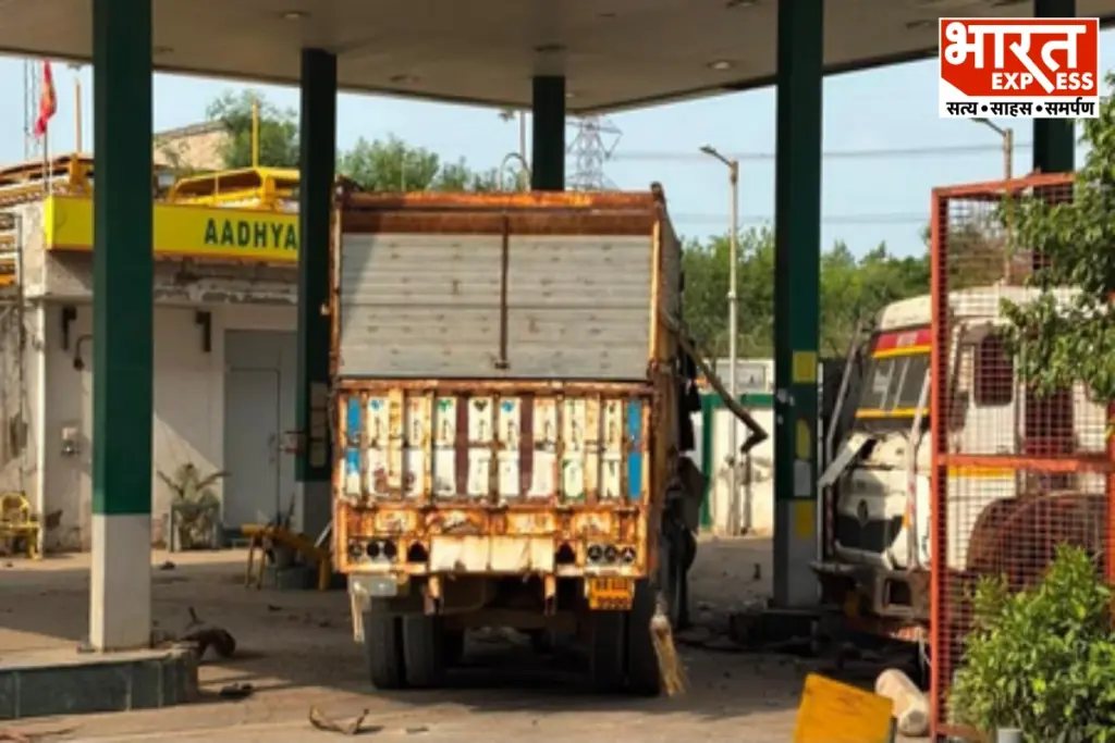 A massive explosion occurred while gas was being filled at a CNG pump.