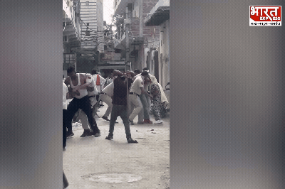 आंखों में मिर्च झोंकी फिर डंडे-ईंट से पीटा, दिल्ली पुलिस पर असामाजिक तत्वों का जानलेवा हमला