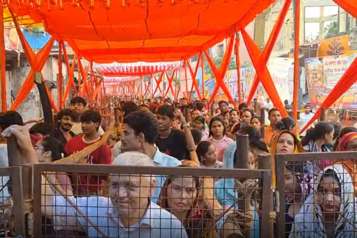 सावन के दूसरे सोमवार पर गाजियाबाद के प्रसिद्ध दूधेश्वर नाथ मठ मंदिर में भी बड़ी संख्या में श्रद्धालु पहुंचे. मंदिर के बाहर भक्तों की लंबी कतारें लगी रहीं. शिवालयों में सुबह से ही पूजा-अर्चना और जलाभिषेक का दौर चलता रहा. श्रद्धालु भगवान शिव का जलाभिषेक करने के लिए घंटों कतार में खड़े रहे.