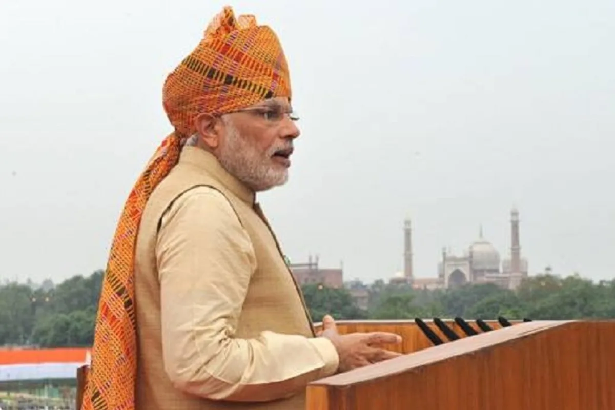 2015 में स्वतंत्रता दिवस के अवसर पर प्रधानमंत्री नरेंद्र मोदी लाल, पीले और हरे रंग की चेकदार पगड़ी में नजर आए थे. उन्होंने इस पगड़ी को हल्के नारंगी रंग की शर्ट और बादामी रंग की जैकेट के साथ पहनकर अपने लुक को खास बनाया था.