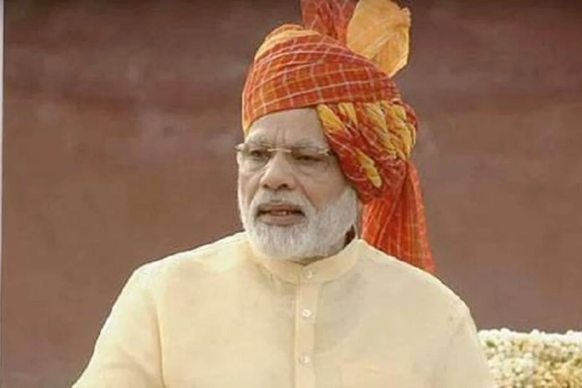2017 में जब प्रधानमंत्री नरेंद्र मोदी ने चौथी बार लाल किले की प्राचीर से तिरंगा फहराया, तब उनका लुक काफी खास रहा। उन्होंने हल्के बादामी रंग के कुर्ते के साथ लाल और पीले रंग की चेकदार पगड़ी पहनी थी. उनके इस पारंपरिक अंदाज को भी लोगों ने खूब पसंद किया और जमकर तारीफ की.