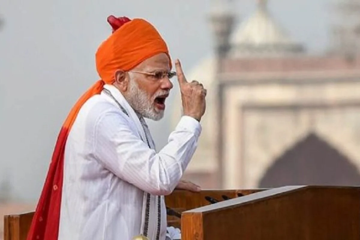 2018 में प्रधानमंत्री नरेंद्र मोदी ने स्वतंत्रता दिवस के अवसर पर सफेद कुर्ता-पायजामा के साथ भगवा रंग का साफा पहना था, जिसकी किनारी पर लाल बंधेज डिजाइन नजर आ रही थी. इसी पारंपरिक लुक में उन्होंने लाल किले पर तिरंगा फहराया था.