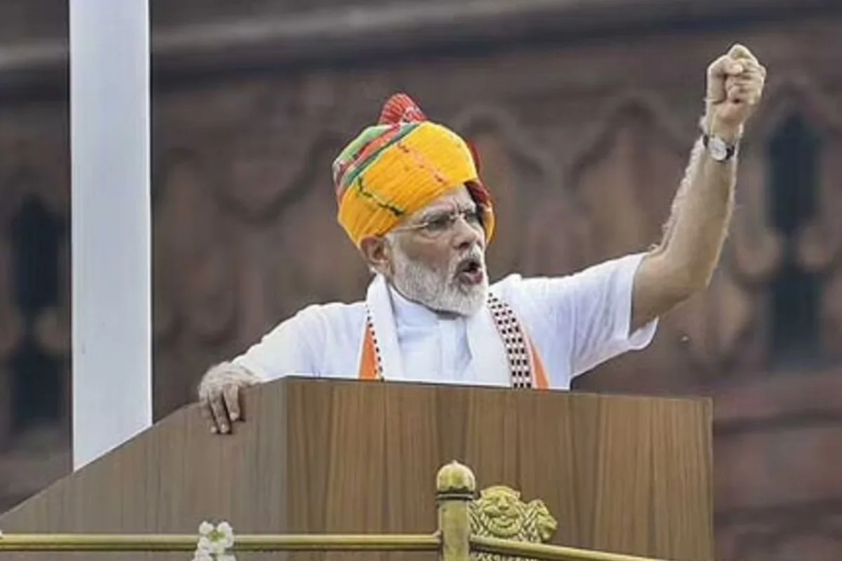 2019 में स्वतंत्रता दिवस के मौके पर प्रधानमंत्री नरेंद्र मोदी का लुक भी काफी आकर्षक रहा. उन्होंने सफेद कुर्ते के साथ गले में स्टोल पहना था और पीले रंग की पगड़ी बांधी थी, जिस पर हरे और लाल रंग की धारियां थीं. उनकी यह राजस्थानी शैली की पगड़ी लोगों के बीच काफी चर्चा में रही.