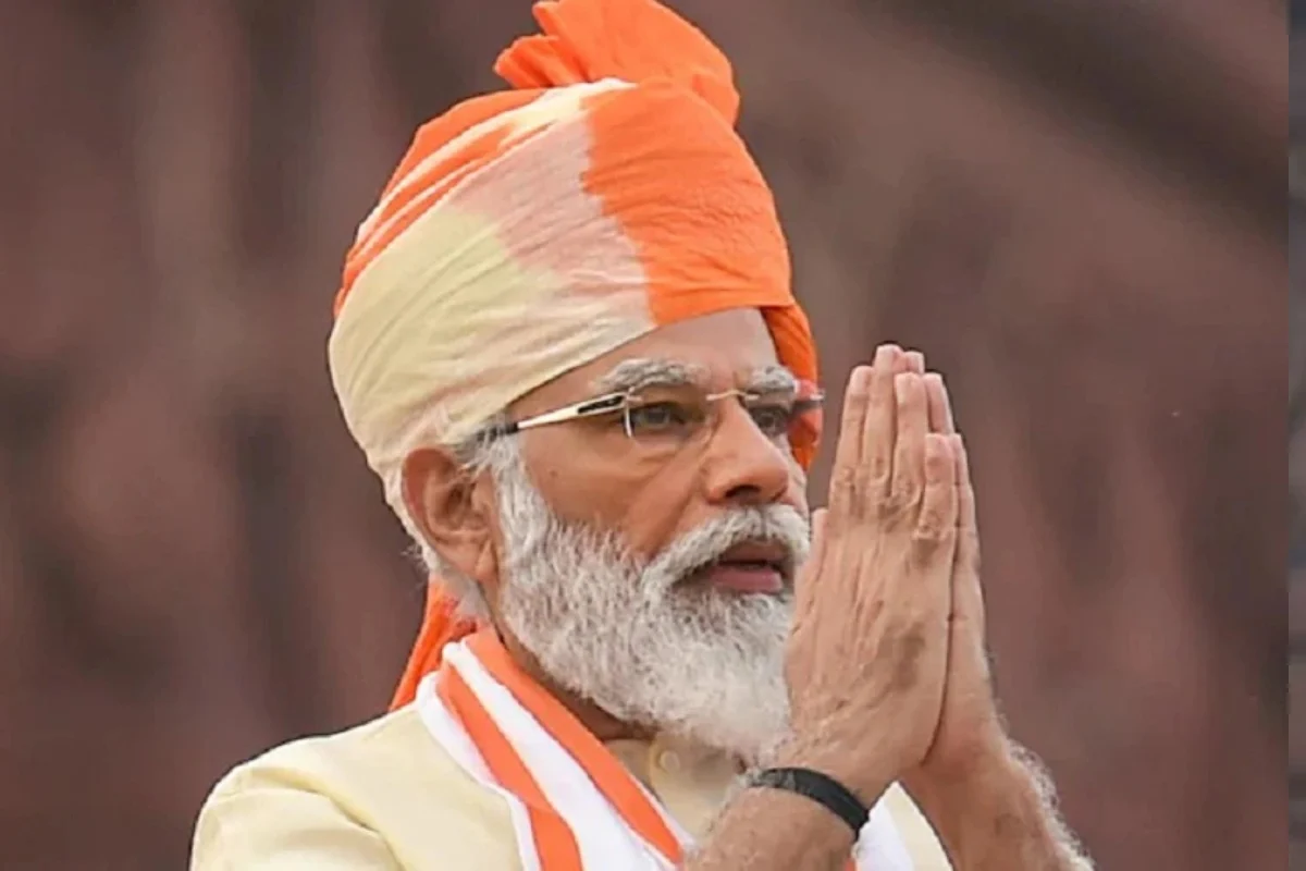 2020 में स्वतंत्रता दिवस के अवसर पर प्रधानमंत्री नरेंद्र मोदी पारंपरिक अंदाज में नजर आए. उन्होंने क्रीम रंग के कुर्ते के साथ संतरी और पीले रंग की पगड़ी पहनी थी, जिसने उनके लुक को खास बना दिया.
