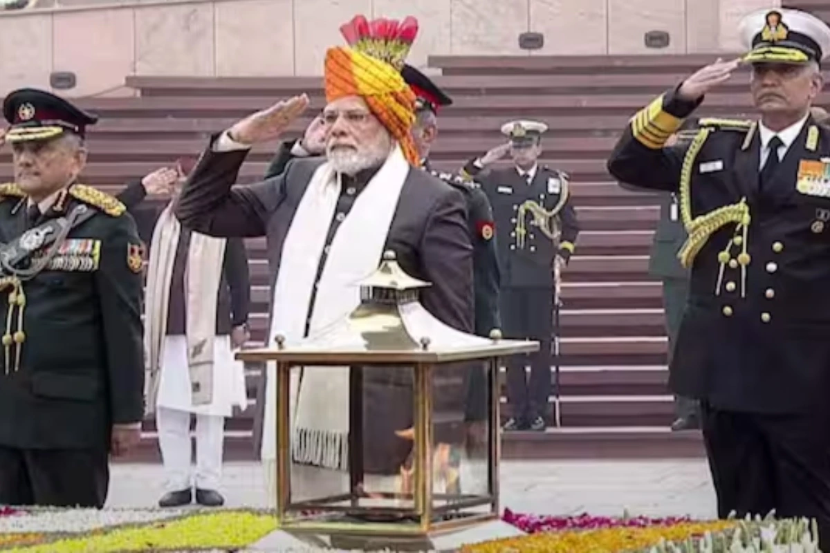 2023 में 77वें स्वतंत्रता दिवस के मौके पर प्रधानमंत्री नरेंद्र मोदी ने आकर्षक राजस्थानी बांधनी प्रिंट वाली पगड़ी पहनी थी. इसमें पीले, लाल, हरे और गहरे बैंगनी रंगों का खूबसूरत मेल नजर आया और पगड़ी का लंबा छोर उनके लुक को खास बना रहा था. उन्होंने इसे ऑफ-व्हाइट कुर्ते और काले रंग की वी-नेक जैकेट के साथ पहना था.
