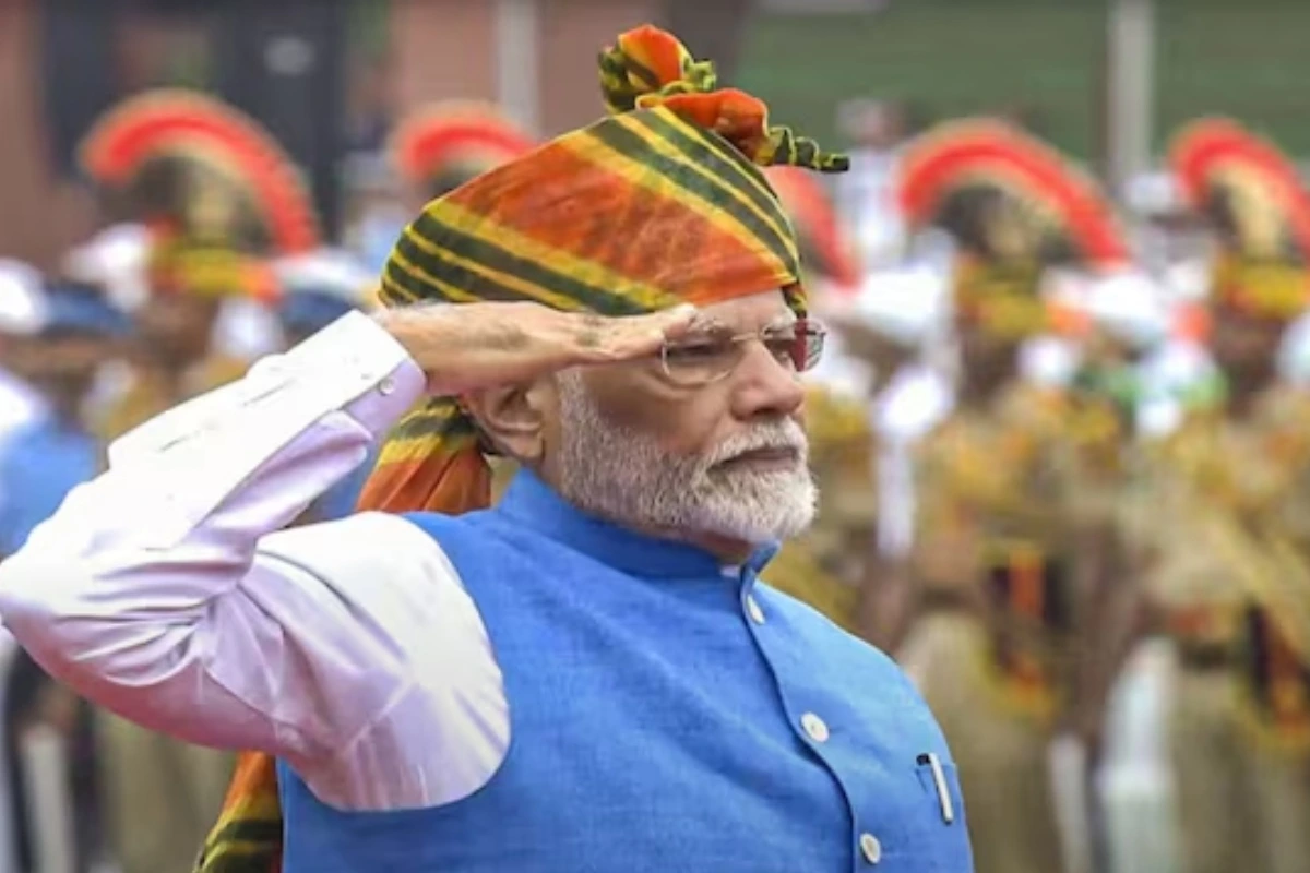 2024 में स्वतंत्रता दिवस के अवसर पर प्रधानमंत्री नरेंद्र मोदी ने राजस्थान की पारंपरिक लहरिया शैली वाली बहुरंगी पगड़ी पहनी थी. नारंगी, पीले और हरे रंगों से सजी इस पगड़ी का लंबा छोर उनके लुक को खास बना रहा था. उन्होंने इसके साथ सफेद कुर्ता-चूड़ीदार और आसमानी रंग की बंदगला जैकेट पहनी थी.